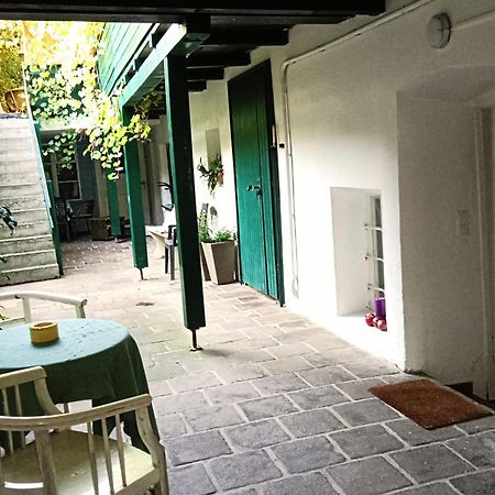 Apartment Mit 1 Schlafzimmer In Altstadthaus Sankt Veit an der Glan Exteriör bild